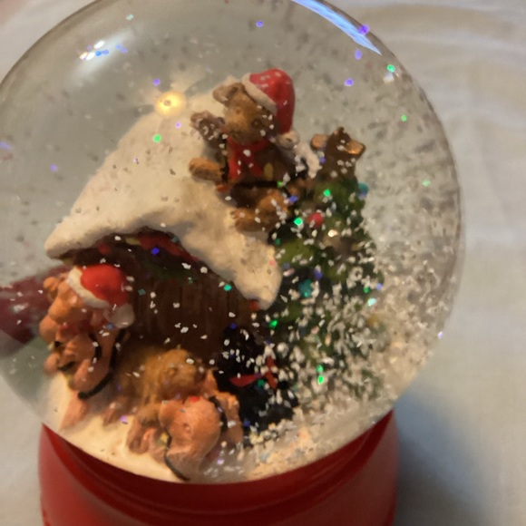 Musical puppy snow globe plays We Wish You A Merry Christmas - Picture 1 of 4